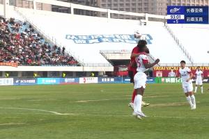 333体育|电竞-官方网站-角球变门球！补时阶段亚泰球员将球顶出本方底线 裁判判罚门球